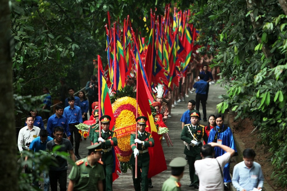 Thủ tướng Nguyễn Xuân Phúc dâng hương tưởng nhớ các Vua Hùng - 6 Thủ tướng Nguyễn Xuân Phúc dâng hương tưởng nhớ các Vua Hùng - 6