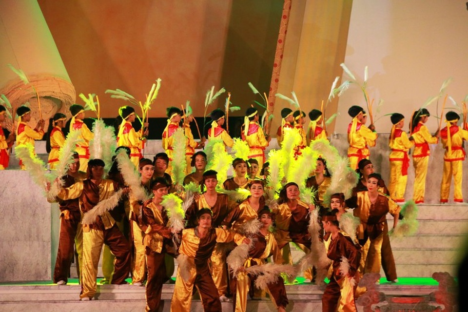 Cố đô Hoa Lư “Rực sáng thiên anh hùng ca Đại Cồ Việt” - 7 Chương trình nghệ thuật được dàn dựng theo phong cách huyền thoại sử thi với một tổng thể liền mạch của các đại cảnh sân khấu theo dòng chảy lịch sử như: Cờ lau tập trận, Mổ trâu khao quân, Dẹp loạn mười hai sứ quân, Lên ngôi Hoàng Đế, Đinh Tiên Hoàng hiển linh, Kéo chữ Thái Bình, Quốc thái dân an..