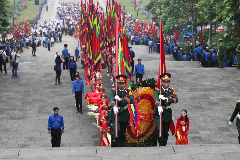 Thủ tướng Nguyễn Xuân Phúc dâng hương tưởng nhớ các Vua Hùng - 5 Thủ tướng Nguyễn Xuân Phúc dâng hương tưởng nhớ các Vua Hùng - 5