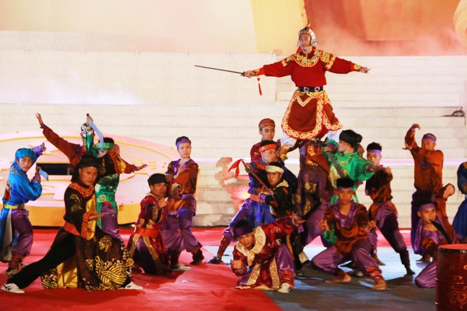 Cố đô Hoa Lư “Rực sáng thiên anh hùng ca Đại Cồ Việt” - 8
Các nghệ sĩ thể hiện rất tinh tế và công phu cảnh Đinh Bộ Lĩnh dẹp 12 sứ quân. Phần võ thuật được dàn dựng công phu với những đối kháng binh đao võ thuật rất chuyên nghiệp.