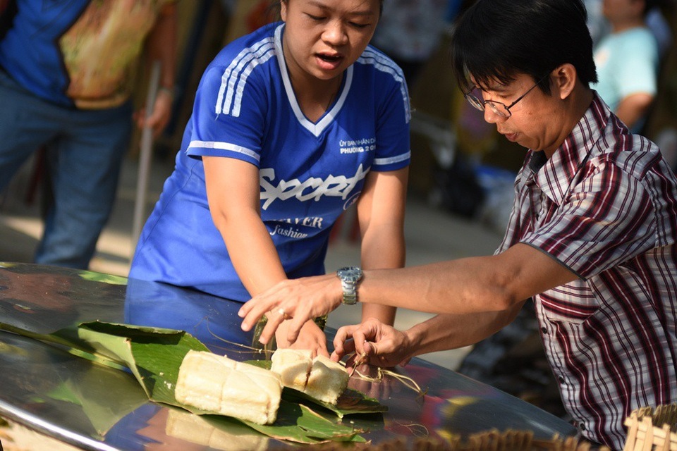 “Mãn nhãn” xem công phu của đệ tử võ sư Huỳnh Tuấn Kiệt - 7 Không khí thi làm bánh chưng của các đội khá căng thẳng
