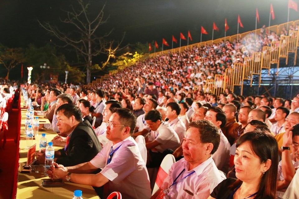 Cố đô Hoa Lư “Rực sáng thiên anh hùng ca Đại Cồ Việt” - 11 Khắp các khán đài trong lễ kỷ niệm, đại biểu, người dân và du khách ngồi chật kín, chú ý theo dõi từng phần của Rực sáng thiên anh hùng ca Đại Cồ Việt.