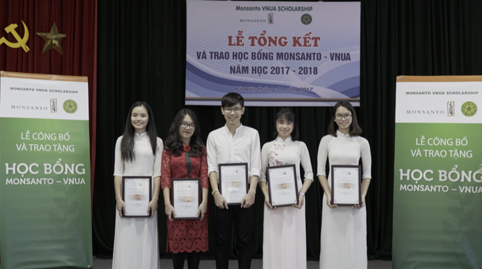 Học bổng 2.000 USD/suất cho sinh viên giỏi ngành nông nghiệp - 1
Năm sinh viên xuất sắc của Học viện Nông nghiệp Việt Nam nhận học bổng Monsanto VNUA năm học 2017 - 2018.