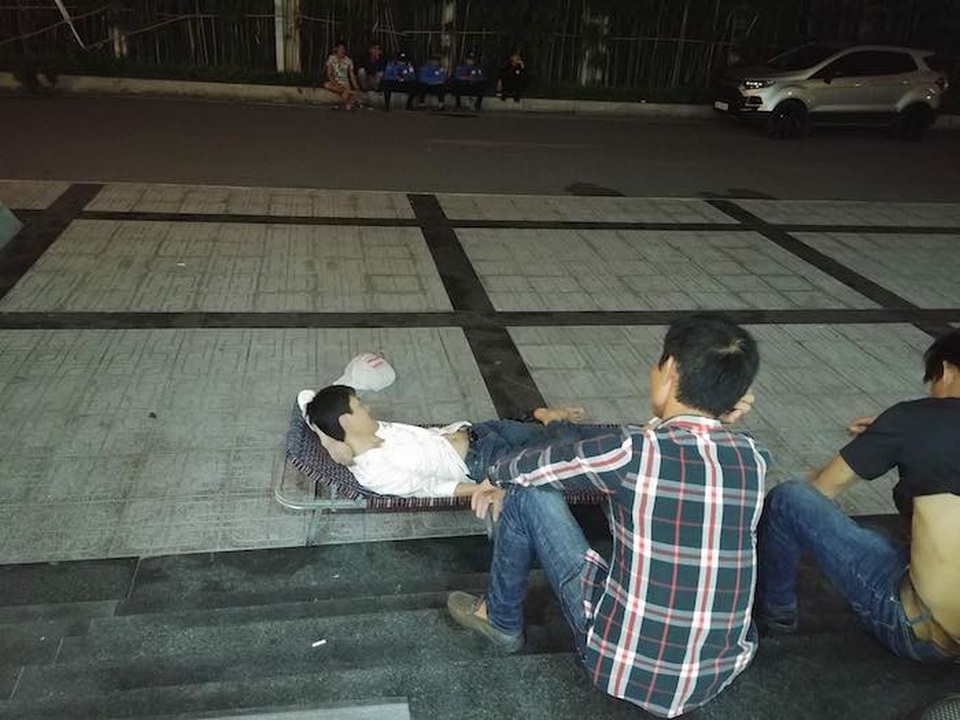 Phản đối sử dụng hạ tầng, cư dân Helios Tam Trinh liên tục bị "nhóm người lạ" đe dọa - 1 Đến đến 23/4, người lạ vẫn còn kê giường ở sảnh của chung cư để ngủ. Ảnh: Do đại diện cư dân cung cấp.