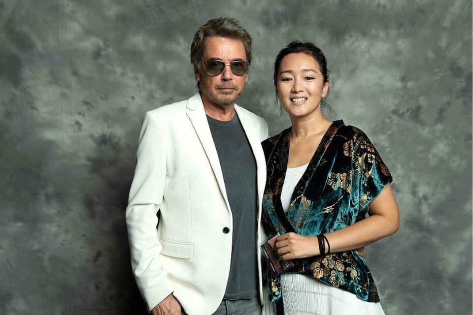 
Ngày 24/4 vừa rồi, Củng Lợi cùng bạn trai, Jean Michel Jare, 70 tuổi, đã xuất hiện cùng nhau tại lễ ra mắt LHP quốc tế Pháp Colcoa tại Los Angeles, Mỹ. Cặp đôi trông vô cùng hạnh phúc và tình tứ khi đứng cạnh nhau.
