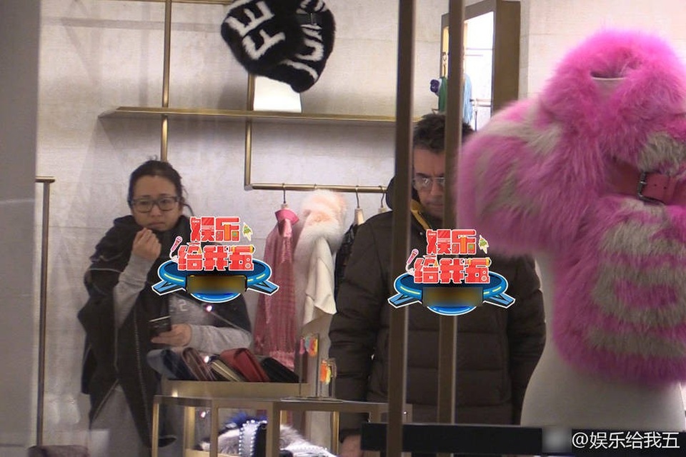 
Củng Lợi hiện tại đã 52 tuổi nhưng chưa từng kết hôn và sinh con. Cô trải qua khá nhiều mối tình ồn ào, trong đó có chuyện tình với đạo diễn Trương Nghệ Mưu.
