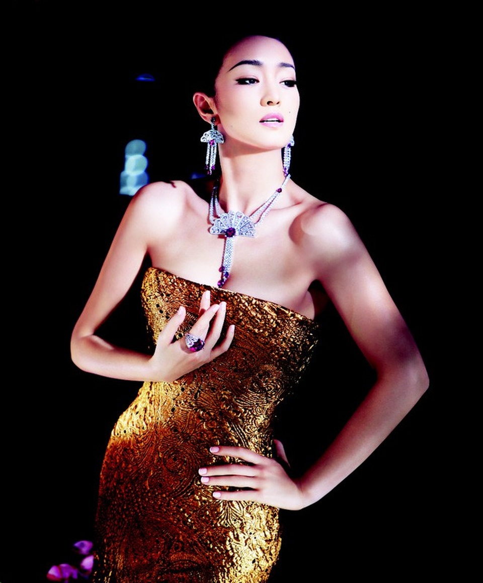 
Năm 1996, Củng Lợi kết hôn với doanh nhân Huang Hexiang nhưng cuộc sống hôn nhân của cô không hạnh phúc. Năm 2012, cặp đôi xác nhận họ đã ly dị được 3 năm. Lý do ly hôn là do hai người sống xa nhau quá lâu và dần mất tình cảm.
