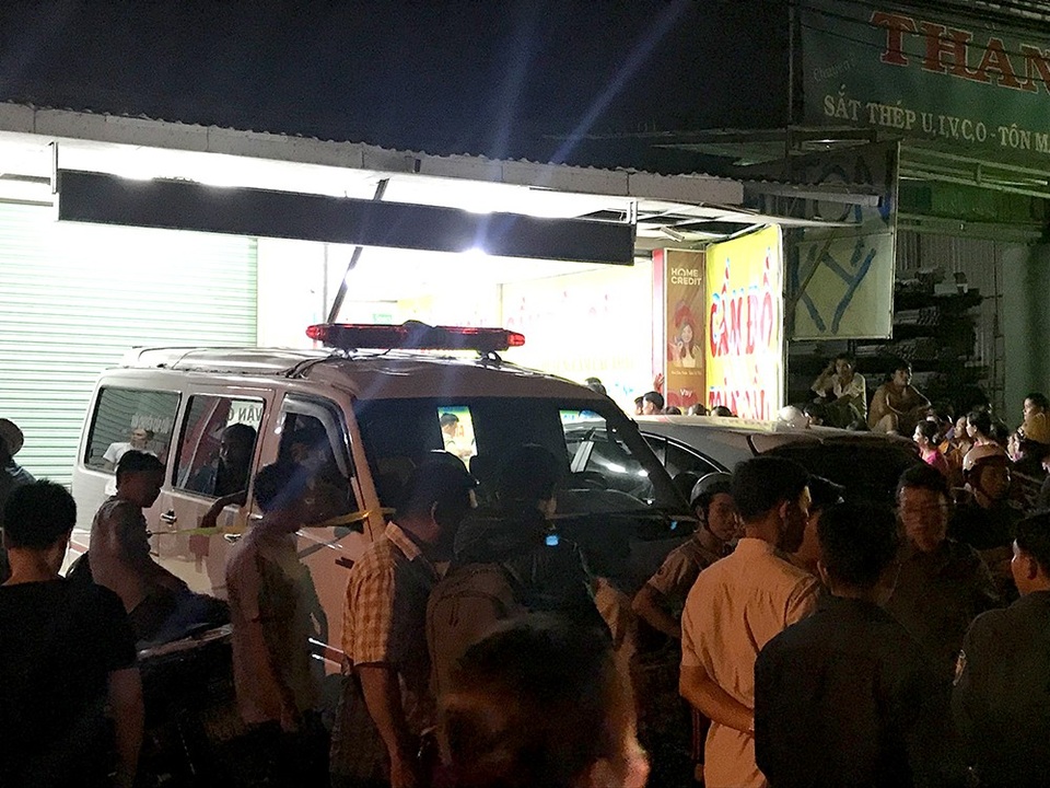 Vụ hai mẹ con tử vong trong tiệm cầm đồ: Ngạt khí từ máy phát điện? - 3 Các nạn nhân được đưa ra khỏi hiện trường.