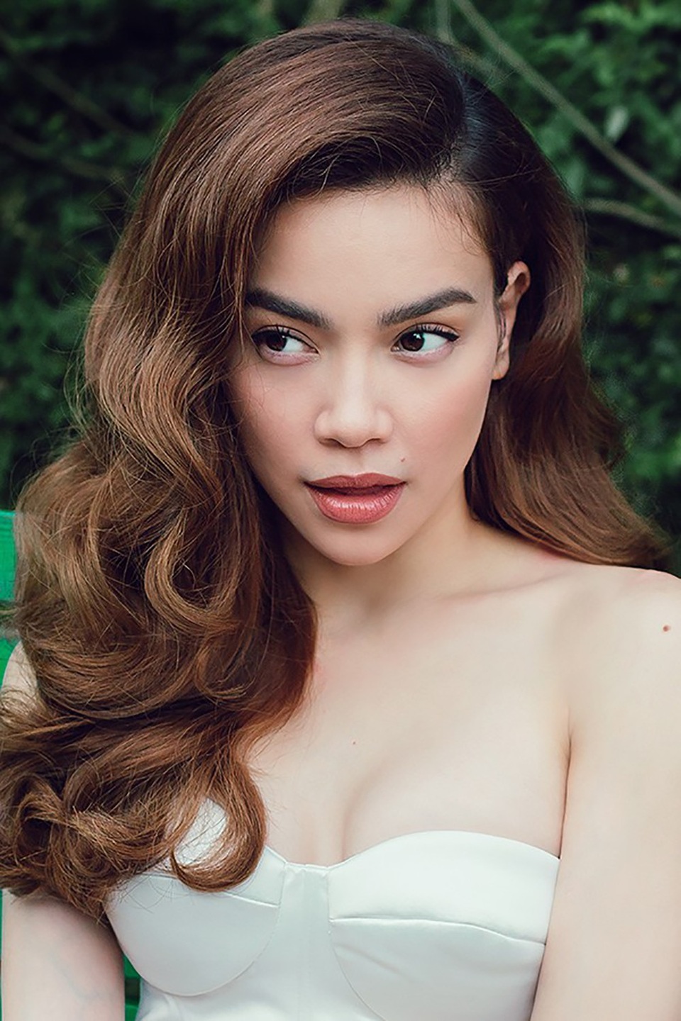 Hà Hồ - Thanh Hằng: Sự nghiệp tương đồng, tình duyên trái ngược - 1 Hà Hồ sở hữu gương mặt lai Tây cá tính, sức hút đến từ ánh mắt với thần thái quyến rũ