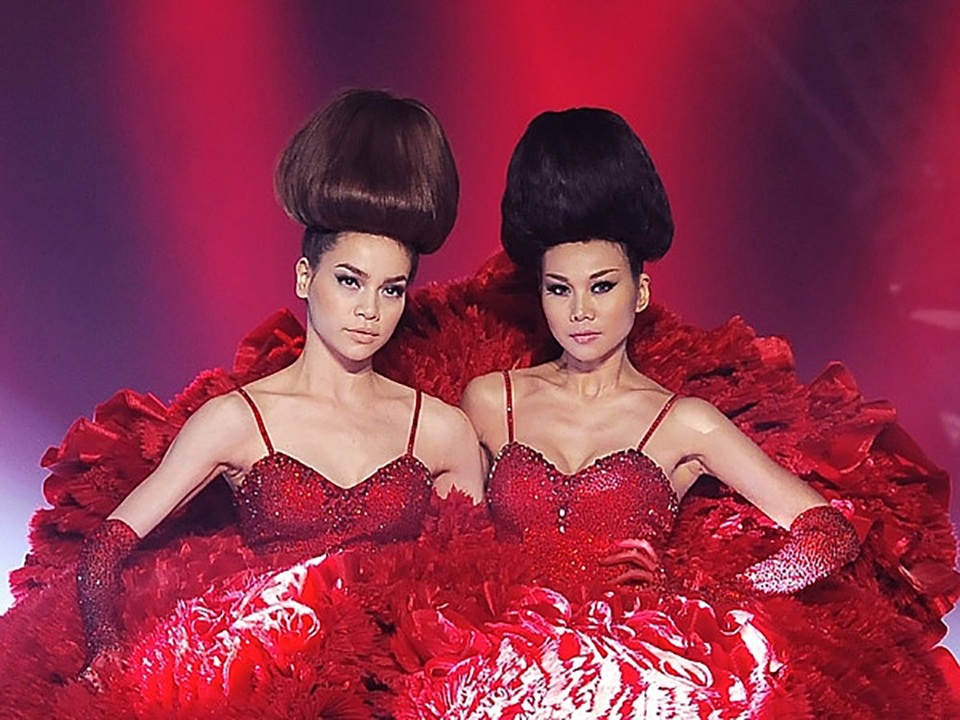 Hà Hồ - Thanh Hằng: Sự nghiệp tương đồng, tình duyên trái ngược - 21 Hà Hồ cùng Thanh Hằng gây những bất ngờ thú vị cho khán giả của mình bằng những hoạt động thời trang vô cùng ấn tượng như thế này.