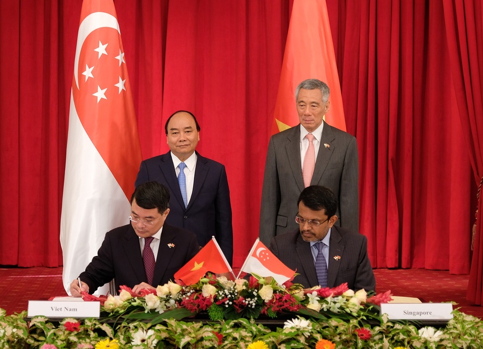 Thủ tướng Việt Nam, Singapore thống nhất tăng cường hợp tác quốc phòng, an ninh - 3
Hai Thủ tướng chứng kiến lễ ký những văn bản quan trọng
