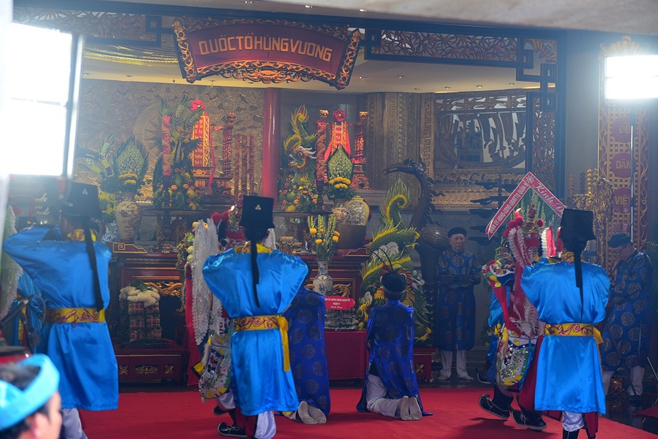 Các bậc chức sắc trong trang phục truyền thống, làm lễ bên trong điện thờ.