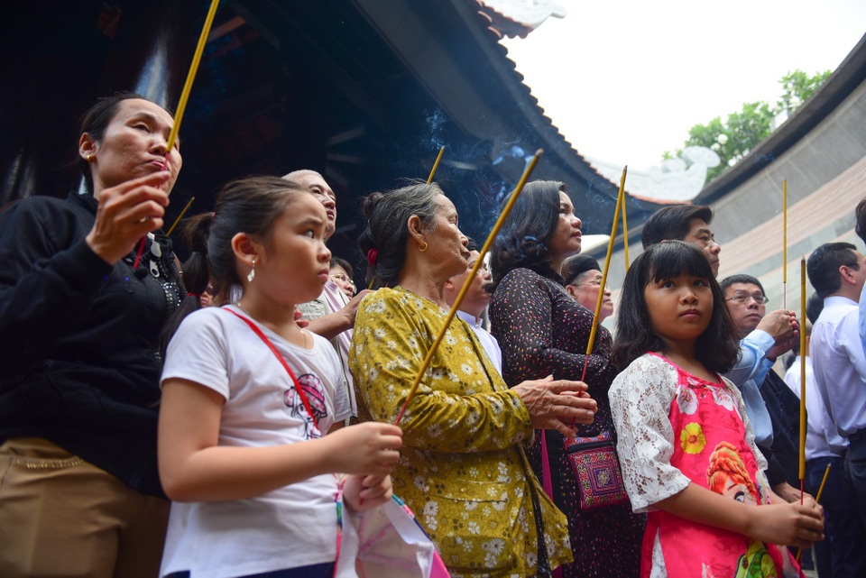 Nhiều em nhỏ được bố mẹ cho đi theo dâng hương lên các vua Hùng.