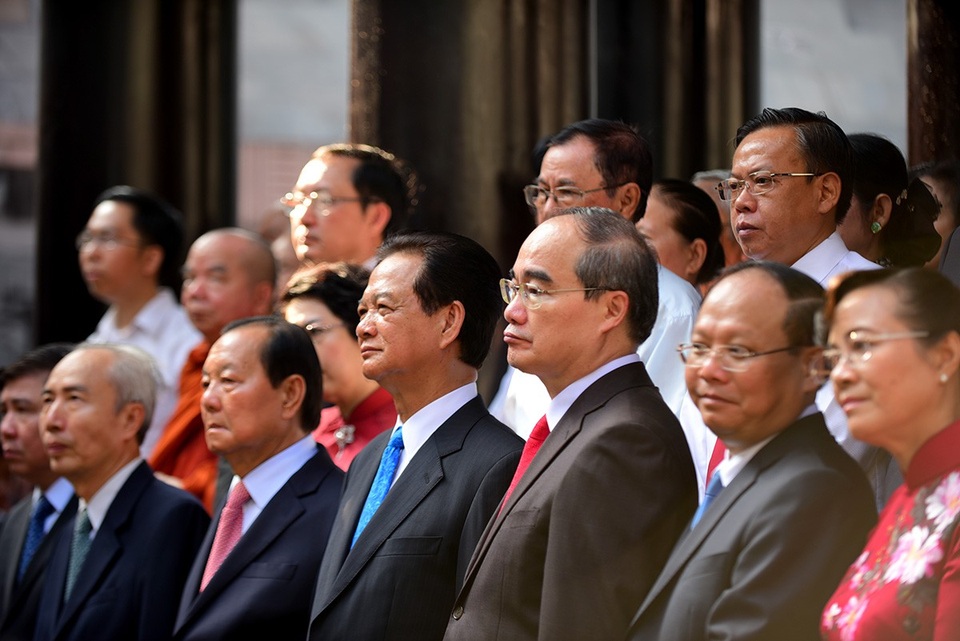 Sáng 25/4, nhiều lãnh đạo Đảng và Nhà nước cùng lãnh đạo TPHCM đến Khu tưởng niệm các vua Hùng, quận 9 dâng hương, làm lễ giỗ Tổ.