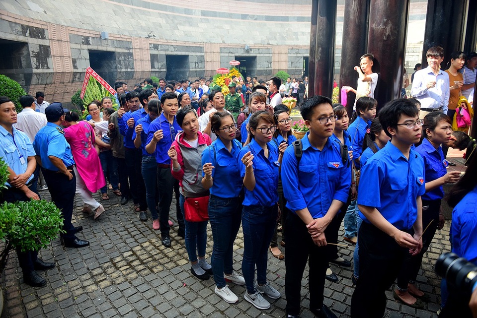 Một nhóm các bạn trẻ đoàn viên chờ dâng hương.