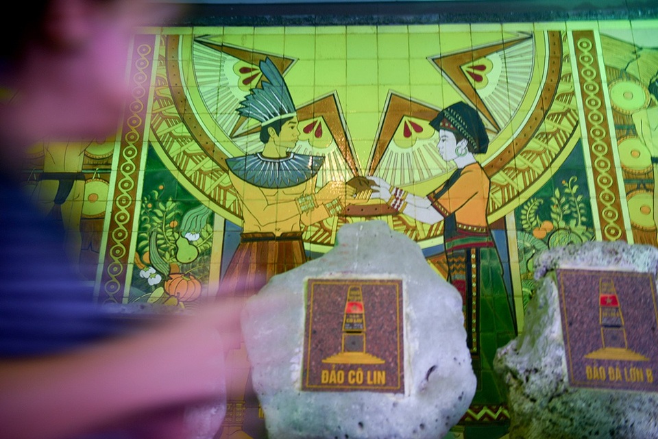 Bên trong Khu tưởng niệm có các hình ảnh về các vị tiền nhân.