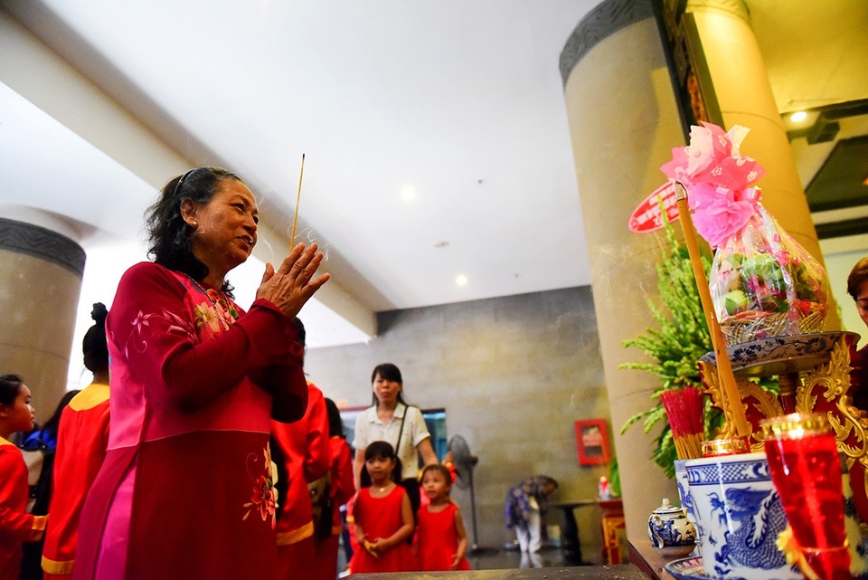 Những nén hương thành kính dâng lên các vua Hùng.