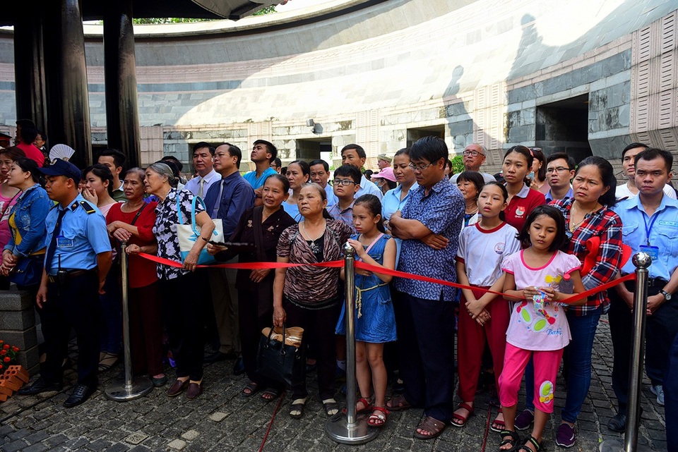 Do lượng người quá đông, ban tổ chức phải chăng dây để đảm bảo trật tự.