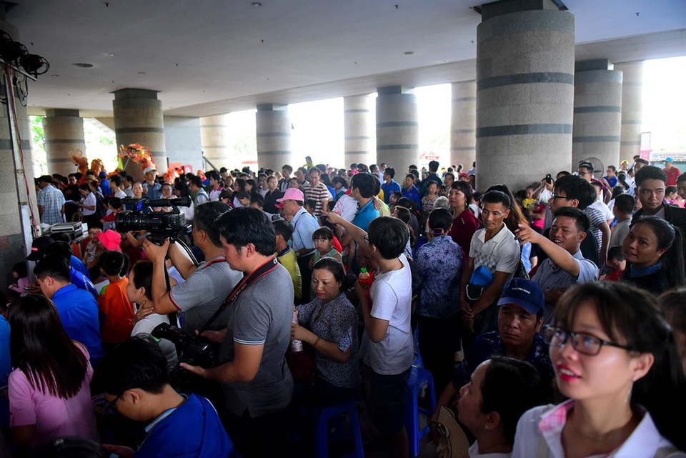 Ngoài các vị lãnh đạo, hàng nghìn người dân tại TPHCM và các vùng lân cận có mặt từ sáng sớm để dâng hương.