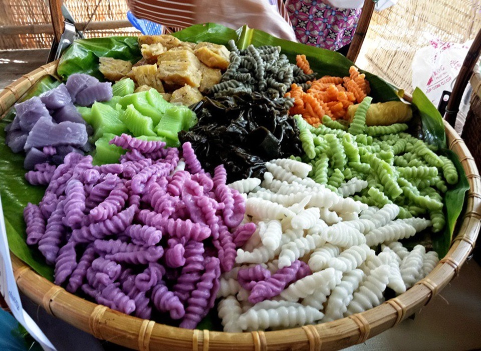 Hàng trăm loại bánh ngon phục vụ du khách trong những ngày lễ - 7 Bánh con sùng ngũ sắc