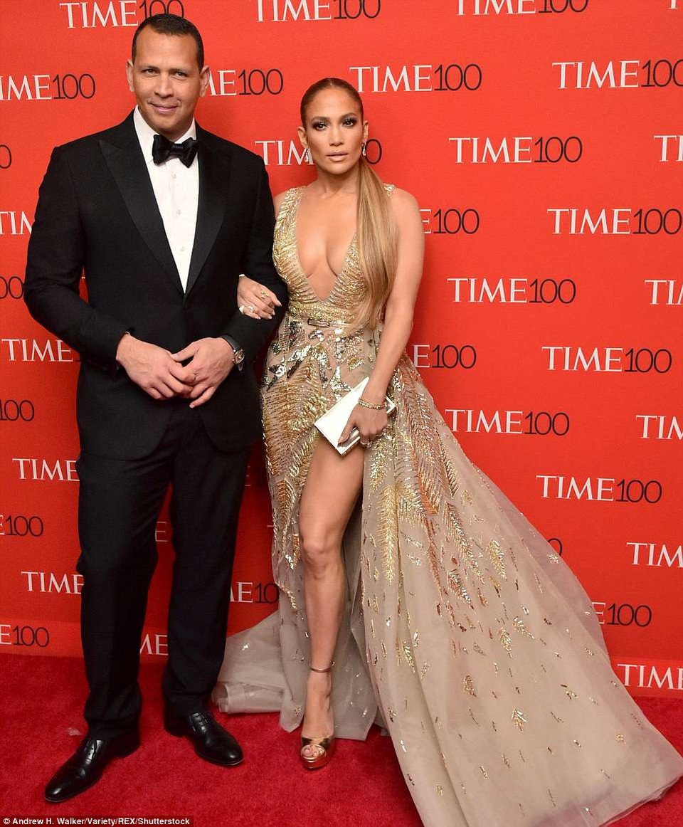 
Jennifer Lopez hạnh phúc khi được bạn trai kém 6 tuổi Alex Rodriguez hộ tống
