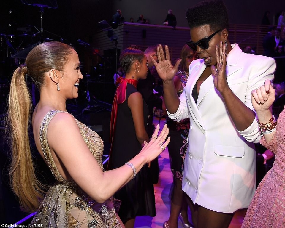 
Jen vui vẻ chào hỏi đồng nghiệp Leslie Jones.
