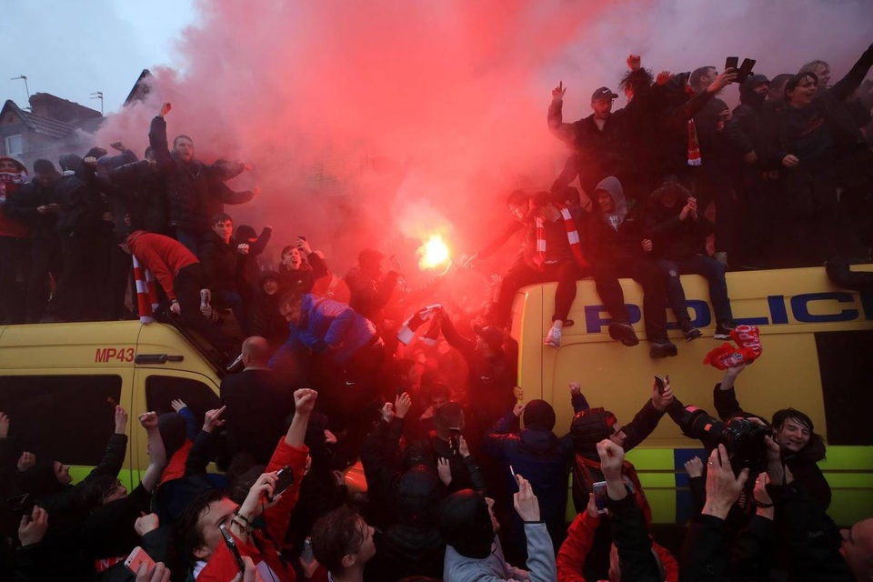 Những khoảnh khắc ấn tượng trong chiến thắng của Liverpool trước AS Roma - 1
Trước khi trận đấu bán kết lượt đi Champions Leauge bắt đầu, cổ động viên Liverpool đã quậy. Khá nhiều người đã trèo lên nóc xe cảnh sát để hò hét