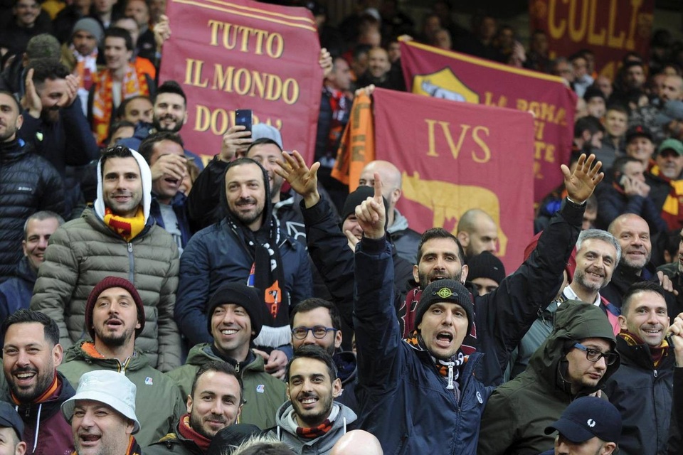 Những khoảnh khắc ấn tượng trong chiến thắng của Liverpool trước AS Roma - 2
Các cổ động viên của Roma lặn lội sang Anh để cổ vũ cho đội bóng áo bã trầu thi đấu với Liverpool