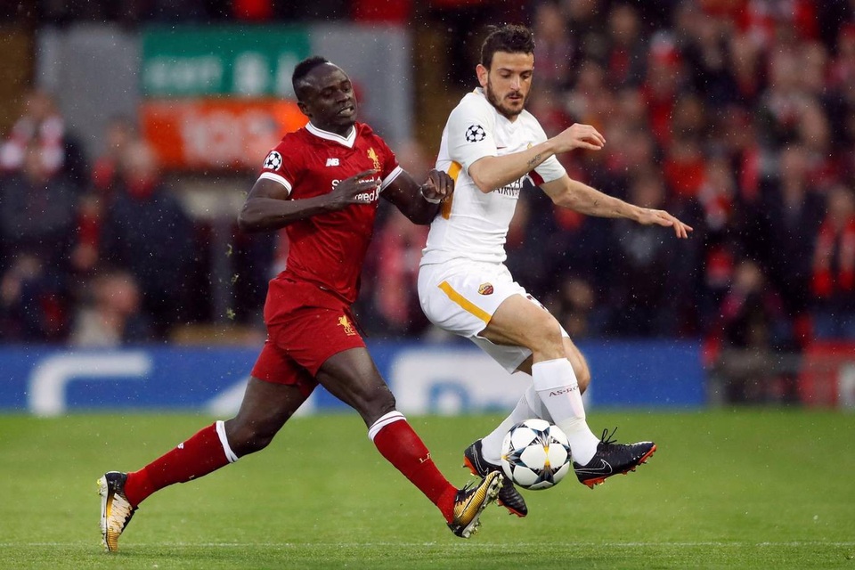 Những khoảnh khắc ấn tượng trong chiến thắng của Liverpool trước AS Roma - 4
Những phút đầu trận đấu diễn ra ở tốc độ trung bình, hai đội không có nhiều pha dứt điểm về khung thành của nhau