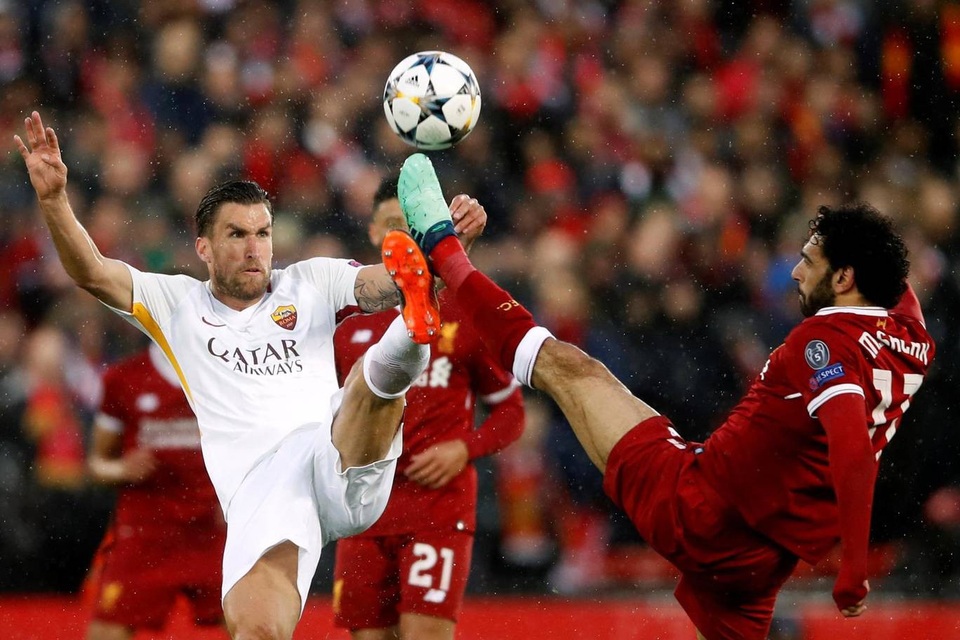 Những khoảnh khắc ấn tượng trong chiến thắng của Liverpool trước AS Roma - 6
Pha tranh bóng giữa Salah (phải) và Strootman (trái)