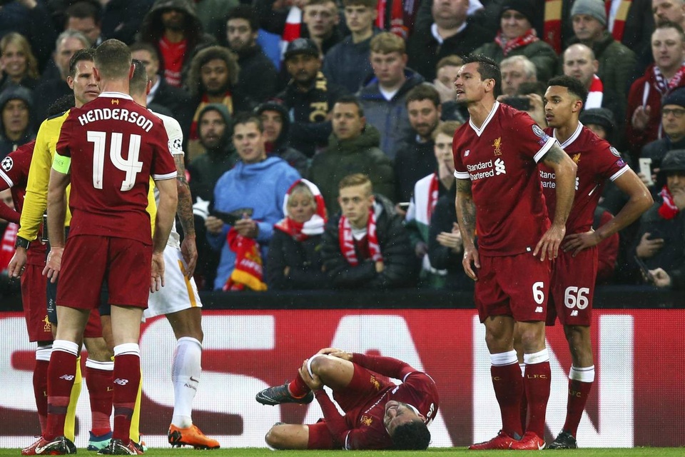 Những khoảnh khắc ấn tượng trong chiến thắng của Liverpool trước AS Roma - 7
Oxlade-Chamberlain nằm sân đầy đau đớn sau pha vào bóng quyết liệt của đối thủ.