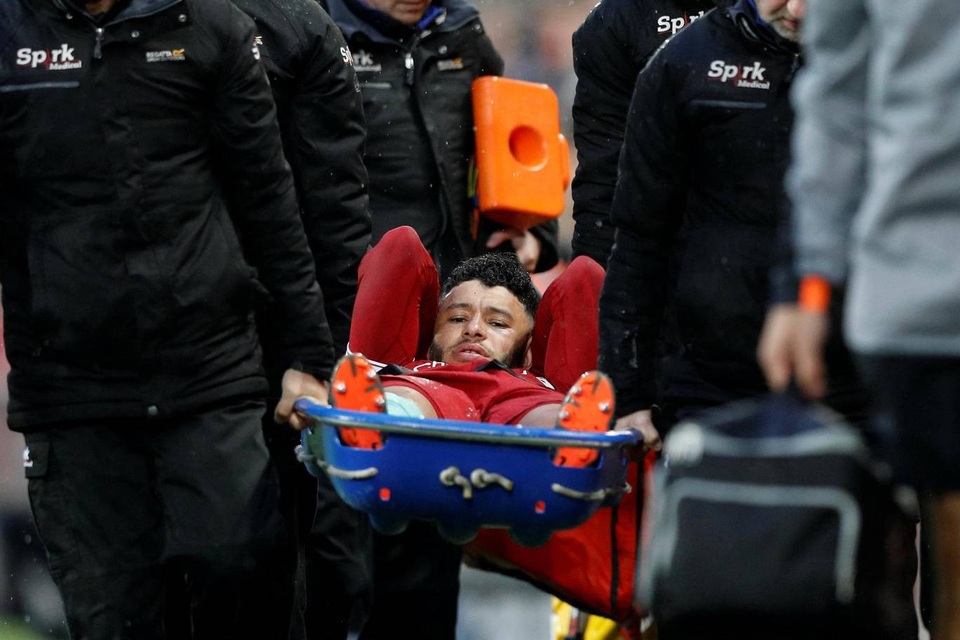 Những khoảnh khắc ấn tượng trong chiến thắng của Liverpool trước AS Roma - 8
Tiền vệ người Anh phải rời sân bằng cáng ở phút 18, anh được đưa thẳng vào đường hầm, có lẽ Oxlade-Chamberlan được tới bệnh viện