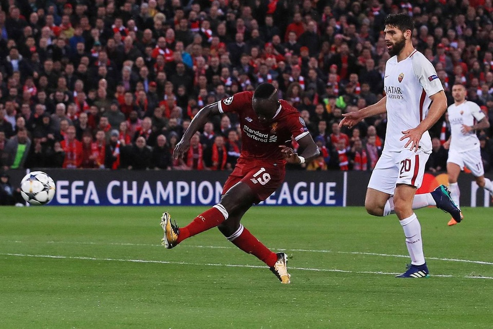 Những khoảnh khắc ấn tượng trong chiến thắng của Liverpool trước AS Roma - 9
Mane có cơ hội ngon ăn để trở thành người mở tỉ số, đáng tiếc anh lại sút vọt xà dù trước mặt chỉ còn thủ thành Alisson