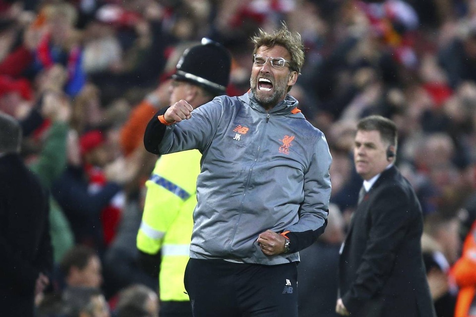 Những khoảnh khắc ấn tượng trong chiến thắng của Liverpool trước AS Roma - 12
Klopp thì khác, chiến lược gia người Đức đầy hưng phấn khi chứng kiến bàn thắng của Salah