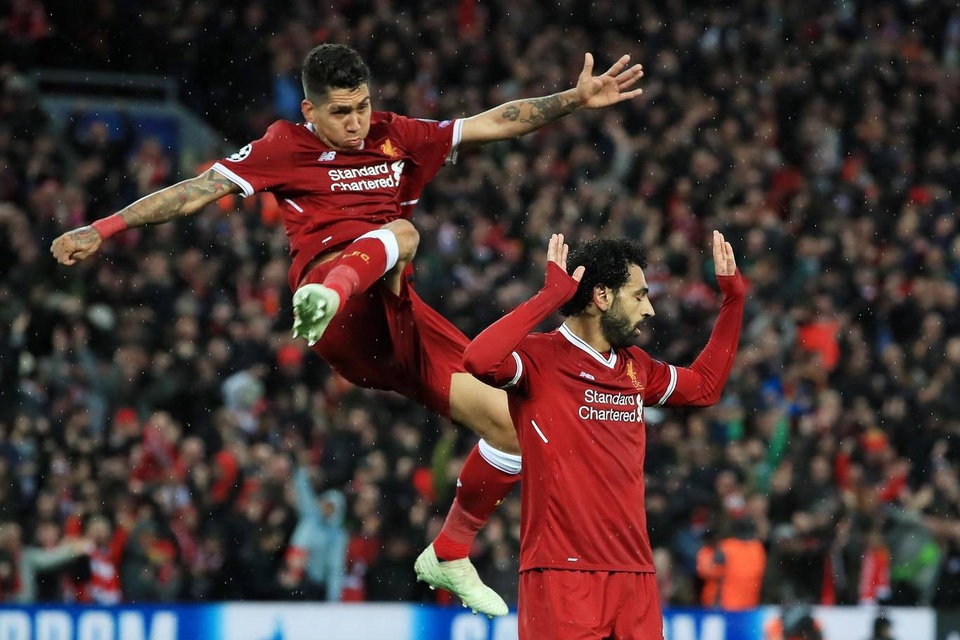 Những khoảnh khắc ấn tượng trong chiến thắng của Liverpool trước AS Roma - 14
Tiền đạo người Ai Cập vẫn từ chối ăn mừng dù các đồng đội khá hưng phấn