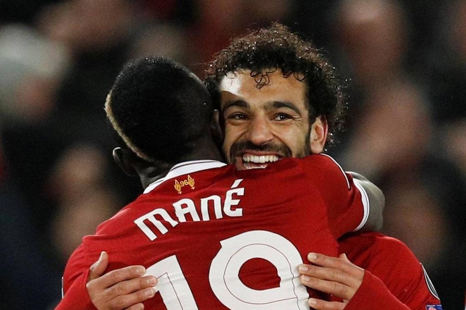 Những khoảnh khắc ấn tượng trong chiến thắng của Liverpool trước AS Roma - 16
Mane chia sẽ hạnh phúc với Salah, người đã giúp anh có tên trên bảng tỉ số