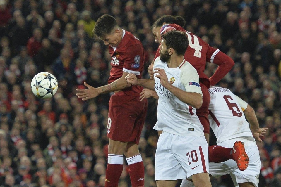 Những khoảnh khắc ấn tượng trong chiến thắng của Liverpool trước AS Roma - 18
Firmino hoàn tất cú đúp ở phút 69, anh đã đón quả phạt góc để đánh đầu tung lưới Roma đưa Liverpool vượt lên dẫn 5-0