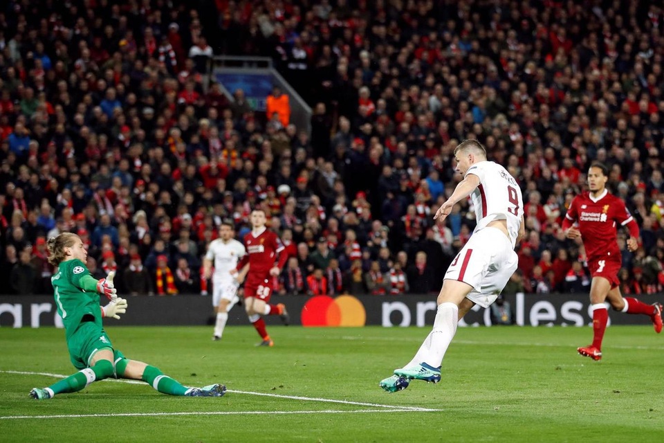 Những khoảnh khắc ấn tượng trong chiến thắng của Liverpool trước AS Roma - 19
Vùng lên mạnh mẽ ở giai đoạn cuối trận, AS Roma có bàn thắng đầu tiên ở phút 81 do công của Dzeko