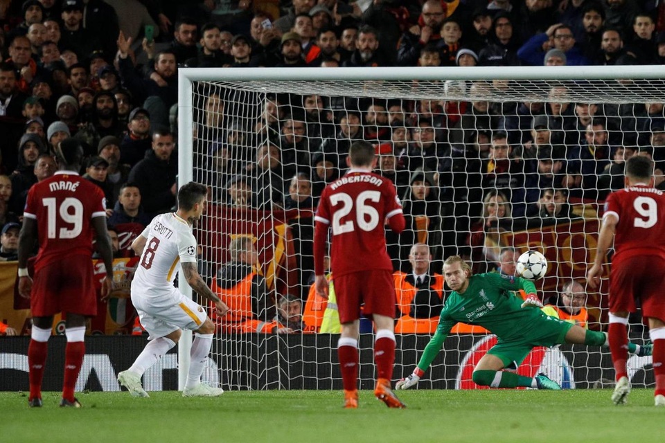 Những khoảnh khắc ấn tượng trong chiến thắng của Liverpool trước AS Roma - 20
Perotti rút ngắn tỉ số xuống 2-5 sau khi thực hiện thành công quả phạt 11m do Milner để bóng chạm tay trong vòng cấm địa