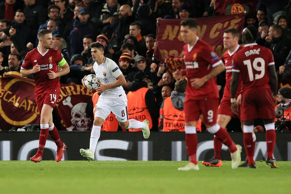 Những khoảnh khắc ấn tượng trong chiến thắng của Liverpool trước AS Roma - 21
Perotti nhanh chóng đưa bóng trở lại giữa sân để trận đấu nhanh chóng được bắt đầu, tuy nhiên Roma đã không thể có bàn thứ ba