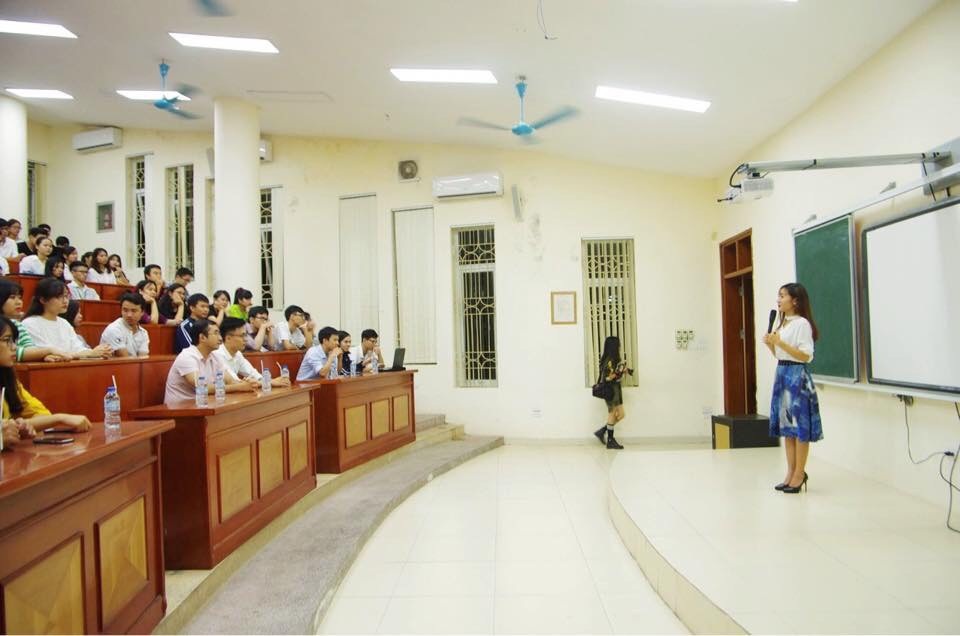 Nhan sắc nữ MC VTV đạt Á quân Cầu vồng 2009 từng sợ hãi đám đông - 10 Hiện tại, cô vẫn tiếp tục gắn bó và phát triển công việc hiện tại của một người dẫn chương trình và giảng dạy kỹ năng mềm, hướng tới hình ảnh một MC – giảng viên có tri thức và có thể truyền cảm hứng cho các bạn trẻ.