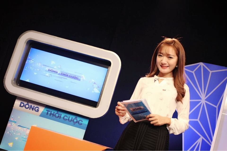Nhan sắc nữ MC VTV đạt Á quân Cầu vồng 2009 từng sợ hãi đám đông - 1 Trịnh Vân Anh là gương mặt MC quen thuộc cho nhiều chương trình trên sóng VTV như Bố ơi, mẹ thích gì - VTV3, Tư vấn tuyển sinh - VTV2, Dòng thời cuộc, Sinh ra từ làng - VTV6,… Cô từng đạt giải Á quân Cầu vồng lĩnh vực MC do VTV6 tổ chức năm 2009. Trịnh Vân Anh và Phí Nguyễn Thuỳ Linh đồng giải Á quân, MC Nguyên Khang giành giải Quán quân.