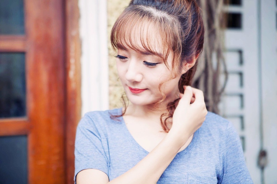 Nhan sắc nữ MC VTV đạt Á quân Cầu vồng 2009 từng sợ hãi đám đông - 3 Vân Anh tiết lộ, ngày bé cô khá nhút nhát, ít nói và ngại giao tiếp với mọi người xung quanh. Để giúp cô bạo dạn hơn, bố mẹ đã đăng ký cho cô học hát và múa ở Cung thiếu nhi Hà Nội. Lần đầu tiên cô xuất hiện trên sân khấu và lên truyền hình là ở vai trò ca sĩ nhí chứ không phải MC.