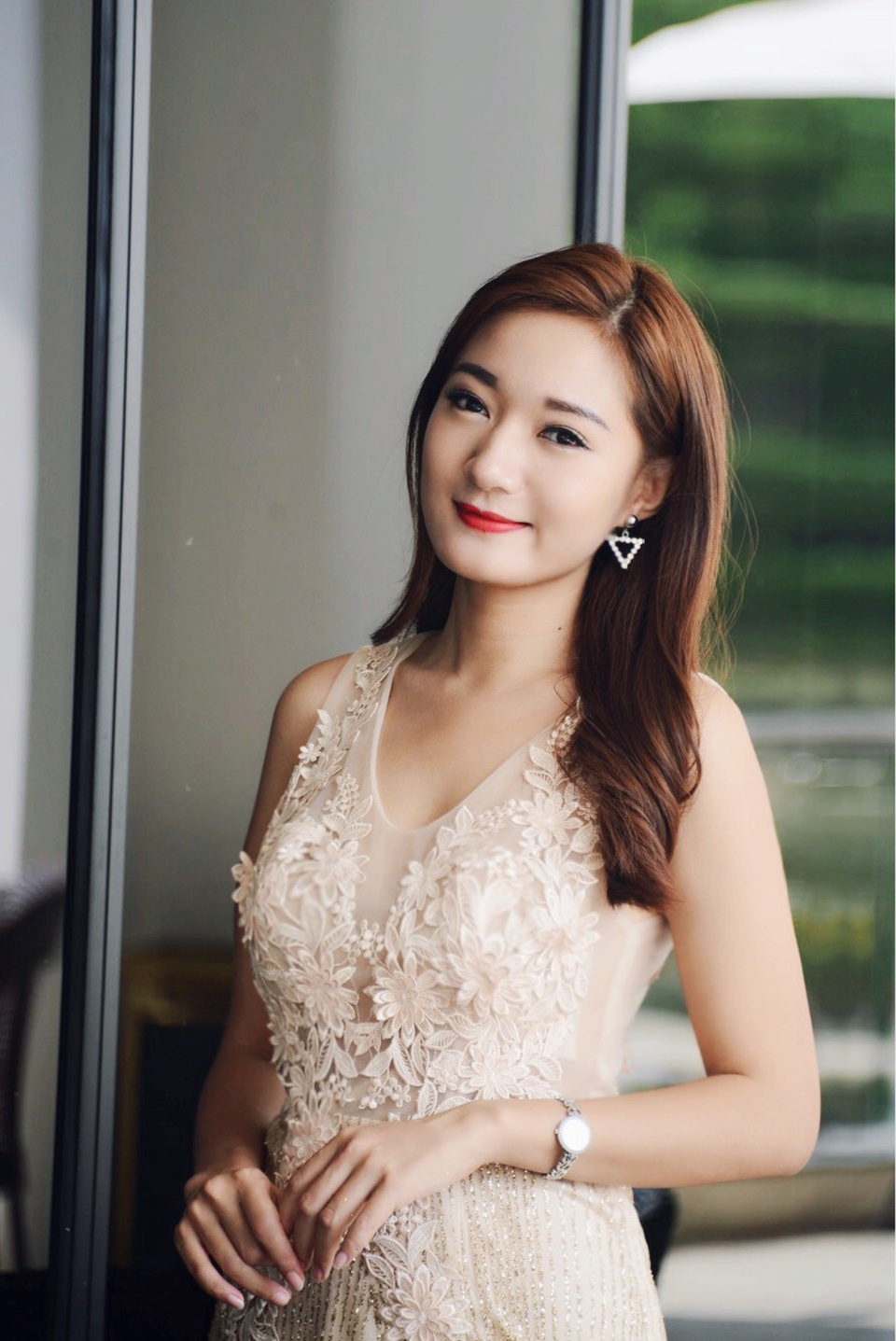 Nhan sắc nữ MC VTV đạt Á quân Cầu vồng 2009 từng sợ hãi đám đông - 4 Sau này, dù gia đình không có ai làm nghệ thuật hay truyền hình nhưng khi cô quyết định đầu quân cho VTV, gia đình đã hết sức ủng hộ. Làm truyền hình, việc đi đêm về hôm là chuyện cơm bữa. Những ngày đầu cô mới đi làm, bố mẹ cô thay phiên đưa đón vì sợ con gái đi về muộn gặp nguy hiểm nhưng khi đã quen dần, cô không dám phiền bố mẹ nữa mà chủ động sắp xếp mọi thứ.