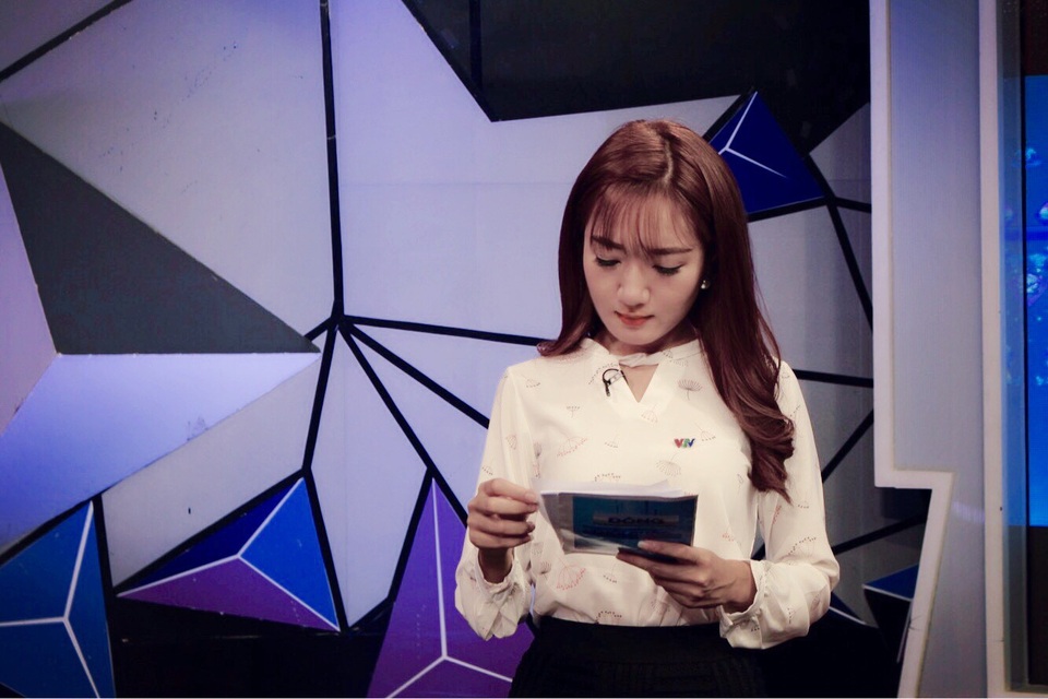 Nhan sắc nữ MC VTV đạt Á quân Cầu vồng 2009 từng sợ hãi đám đông - 2 Vân Anh được nhiều khán giả yêu mến bởi ngoại hình xinh xắn, dịu dàng, khả năng dẫn dắt linh hoạt, duyên dáng.