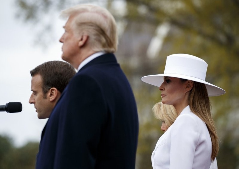 
Đó là một bộ suit màu trắng trơn với chiếc thắt lưng to bản và mũ rộng vành. (Ảnh: AP)
