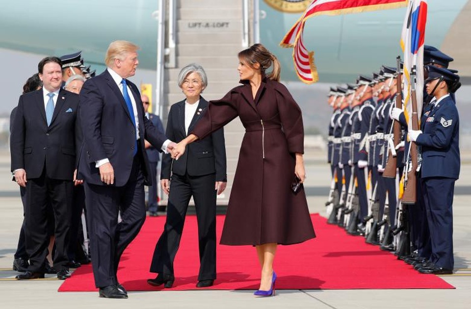 
Bà Melania diện váy màu nho chín với mái tóc vấn gọn phía sau khi thăm Hàn Quốc tháng 11/2017. (Ảnh: Reuters)
