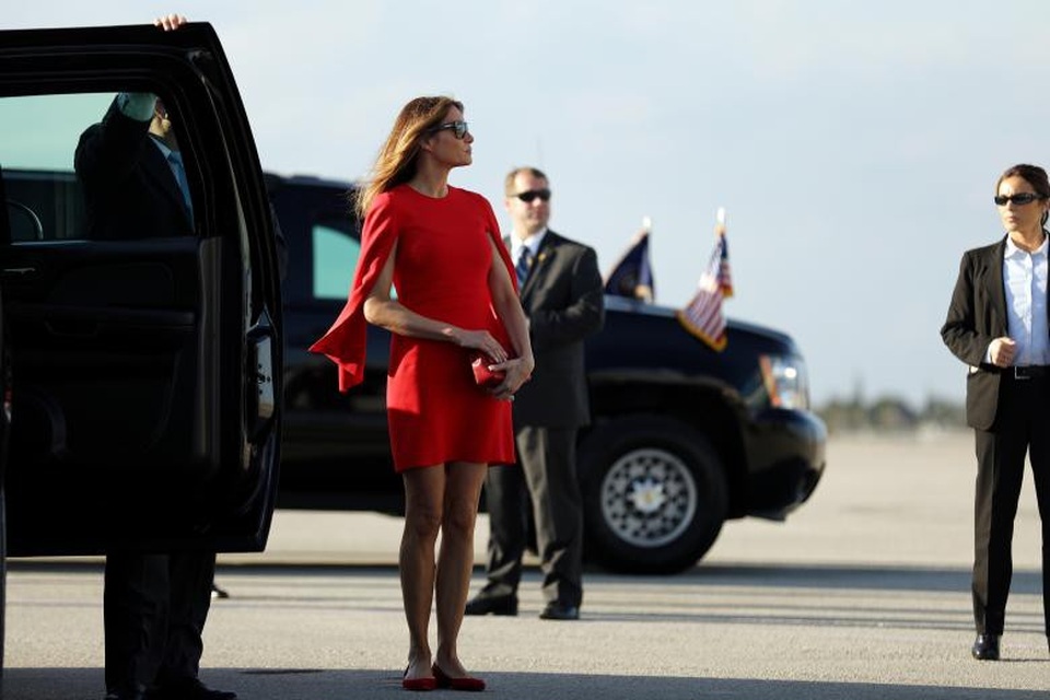 
Bà Melania trẻ trung trong chiếc váy màu đỏ và đôi giày cùng tông. (Ảnh: Reuters)
