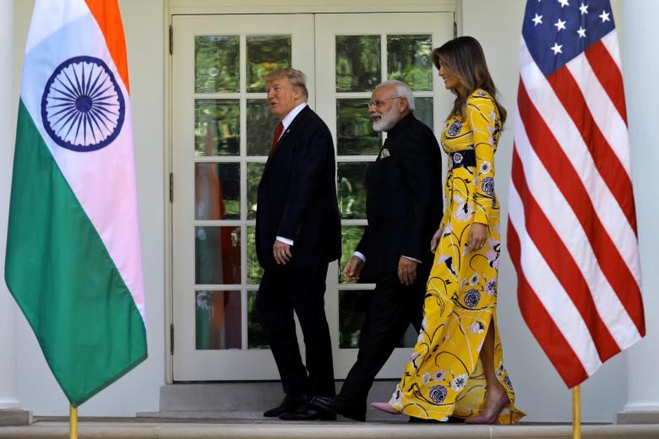 
Bà Melania diện đầm dài chấm gót thanh lịch và kín đáo khi tiếp đón Thủ tướng Ấn Độ Narendra Modi tại Nhà Trắng hồi tháng 6/2017. (Ảnh: Reuters)
