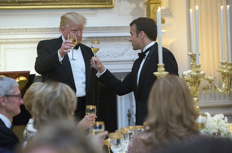 Quốc yến sang trọng đón Tổng thống Pháp của ông Trump - 11 Hai nhà lãnh đạo cùng nhau nâng ly tại quốc yến trước sự chứng kiến của các khách mời. (Ảnh: Getty)